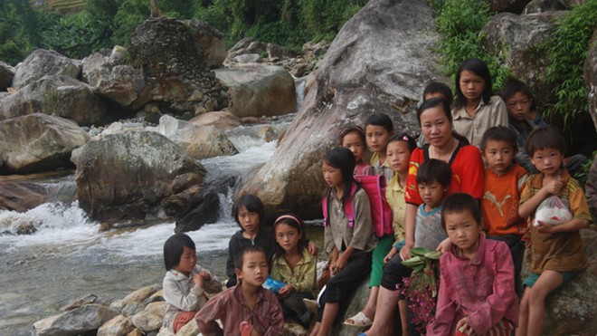 Cô và trò ở Sim San mong có một cây cầu qua suối. Ảnh: TK