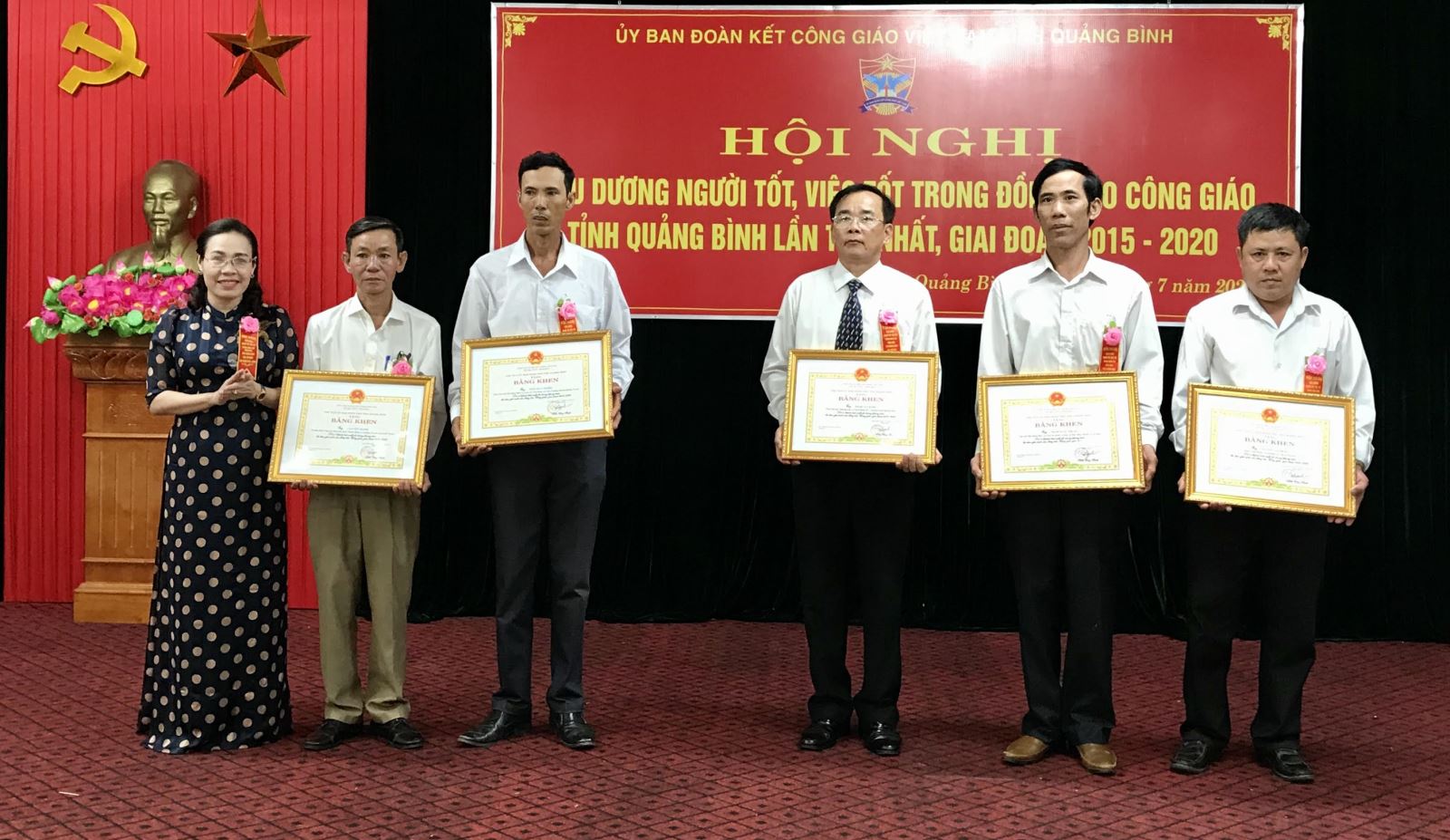 Chủ tịch Ủy ban MTTQVN tỉnh Phạm Thị Hân trao bằng khen của UBND tỉnh cho các cá nhân có thành tích xuất sắc trong thực hiện phong trào thi đua yêu nước, giai đoạn 2015-2020. Ảnh: Hiền Chi