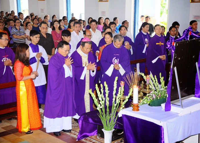 Quý Đức cha cùng cộng đoàn đang dâng hương trước bàn thờ cha cố Bênêđictô. Ảnh: Nguyễn Sam