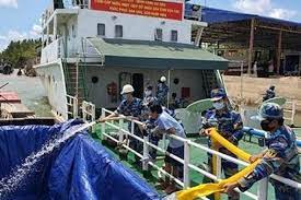 Các chiến sĩ Tàu 937 (Hải đoàn 129) bơm nước ngọt xuống ghe cho người dân huyện Mỏ Cày Nam, Bến Tre. Ảnh: PV