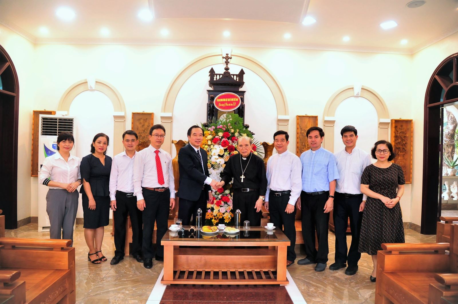 Phó Chủ tịch Ngô Sách Thực tặng hoa chúc mừng Tòa Giám mục Hưng Hóa. Ảnh: Phạm Cường 
