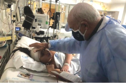 Linh mục Agel Camilo Camelabên cạnh giường của Teresita. Ảnh: CTV Ảnh: CTV 