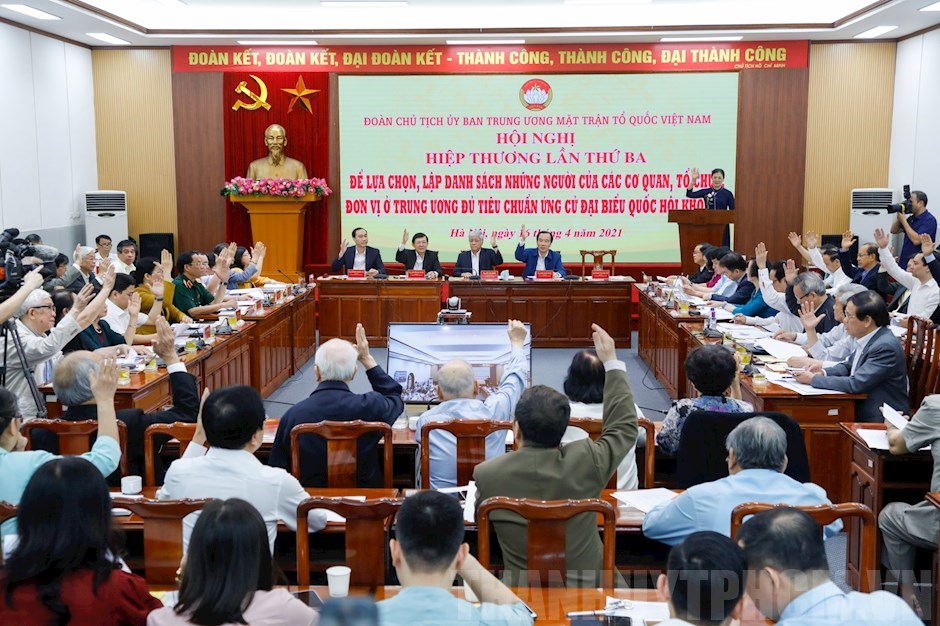 Các đại biểu biểu quyết tại hội nghị. Ảnh: Quang Vinh 