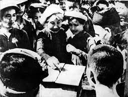 Cử tri ngoại thành Hà Nội bỏ phiếu bầu đại biểu Quốc hội khóa I ngày 6/1/1946. Ảnh: TL 