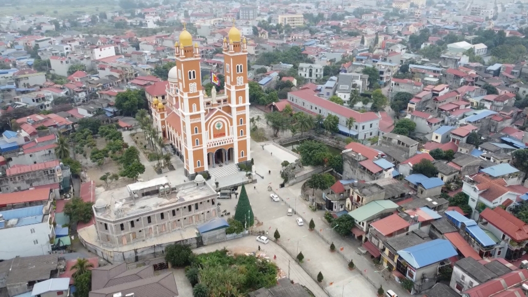 Nhà thờ giáo xứ Thái Nguyên được xây dựng theo lối kiến trúc Gotic cùng những biến tấu pha trộn với các yếu tố mang bản sắc địa phương. Ảnh: CTV