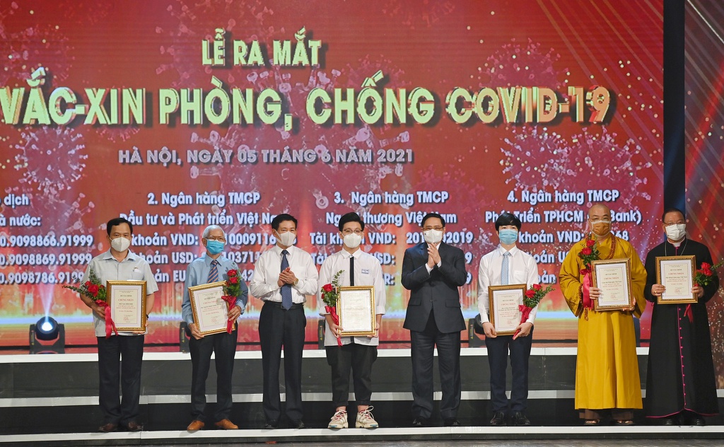 Tính đến 22h ngày 5/6 tổng số tiền các tổ chức, doanh nghiệp, bộ ngành, địa phương đóng góp cho Quỹ là 6,600 tỷ đồng và 17 tỷ tiền đóng góp nhận được qua tin nhắn. Ảnh: Viết Chung