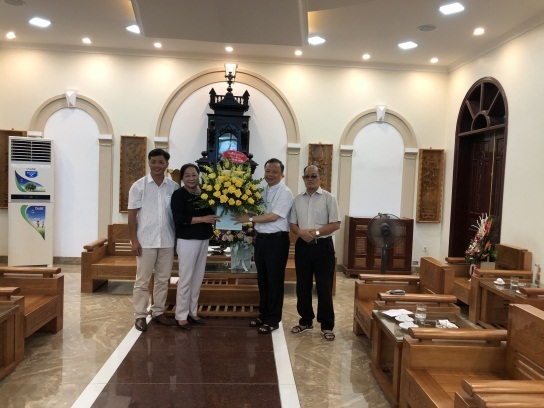 Thăm Đức cha Giám quản Hưng Hóa Phêrô Nguyễn Văn Viên. 