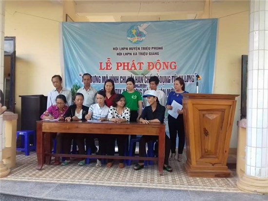 Lễ phát động xây dựng chi hội hạn chế sử dụng túi ni long tại xã Triệu Giang (Triệu Phong). Ảnh: Thanh Thúy