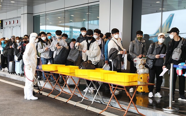“Đường về nhà” của lao động nhập cứ còn nhiều bất cập. Ảnh: CTV