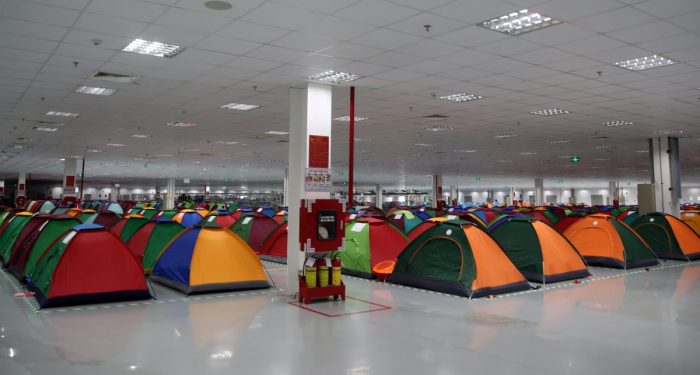 Công ty Goertek chuẩn bị chỗ nghỉ cho công nhân ở lại nhà máy để duy trì sản xuất. Ảnh Đức Tuân