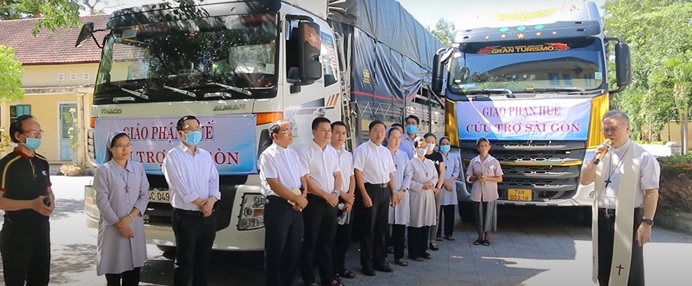 Đức TGM Giuse Nguyễn Chí Linh chúc lành cho chuyến đi mang theo tấm lòng của người giáo dân Công giáo giáo phận Huế trao gửi đến bà con Sài Gòn. Ảnh: CTV 