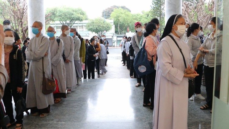 Các tình nguyện viên lên đường vào tâm dịch