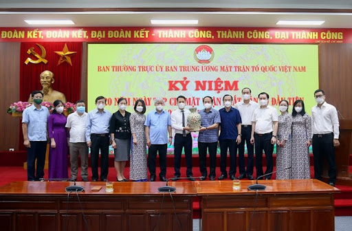 Bí thư Trung ương Đảng, Chủ tịch Ủy ban Trung ương Mặt trận Tổ quốc Việt Nam Đỗ Văn Chiến và Ủy viên Trung ương Đảng, Phó Chủ tịch - Tổng Thư ký Ủy ban Trung ương MTTQ Việt Nam Lê Tiến Châu tặng quà chúc mừng Tạp chí Mặt trận. Ảnh: Kỳ Anh