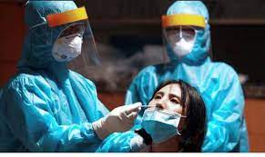 BS. CKI. Trần Thị Oanh lấy mẫu cho bệnh nhân tại khu cách ly Ký túc xá Đại học Quốc gia - Thủ Đức. Ảnh: Hữu Nhân