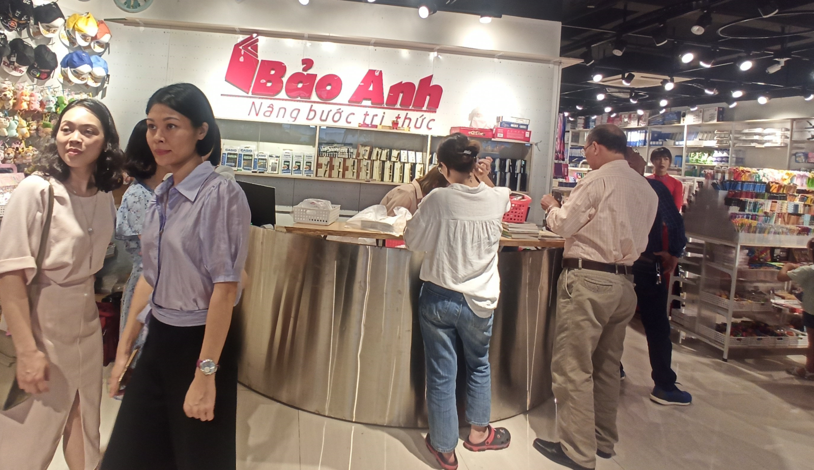Nhà sách Bảo Anh tại Khu đô thị Gold Mark- Hồ Tùng Mậu, TP.Hà Nội (trước khi thành phố giãn cách xã hội). Ảnh: AL