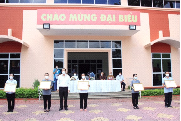 Trao giấy biểu dương tri ân tri ân tình nguyện viên tôn giáo hoàn thành hỗ trợ tuyến đầu chống dịch COVID-19. Ảnh: Xuân Khu