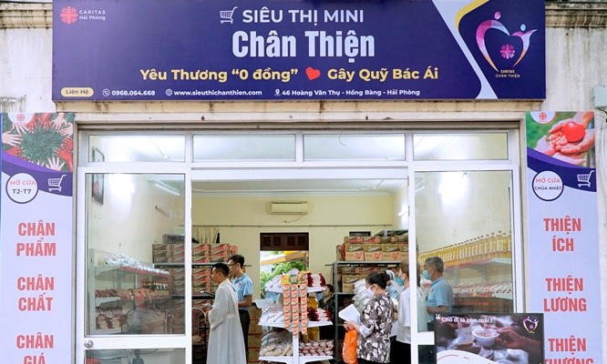 Nghi thức chúc lành và khai trương Siêu thị Mini “Chân Thiện”. Ảnh: CTV