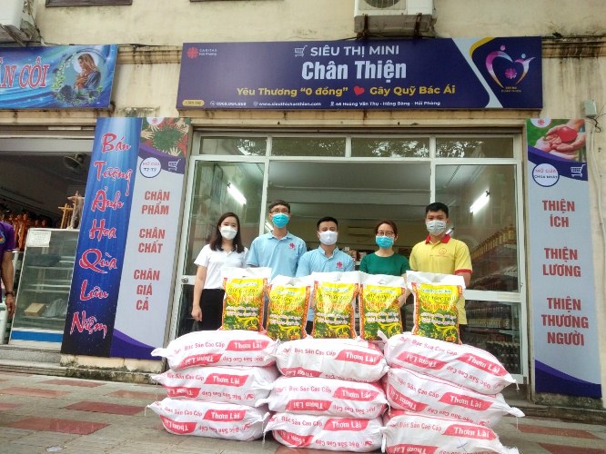 Quý vị Ân nhân ủng hộ Siêu thị “0 đồng”. Ảnh: CTV