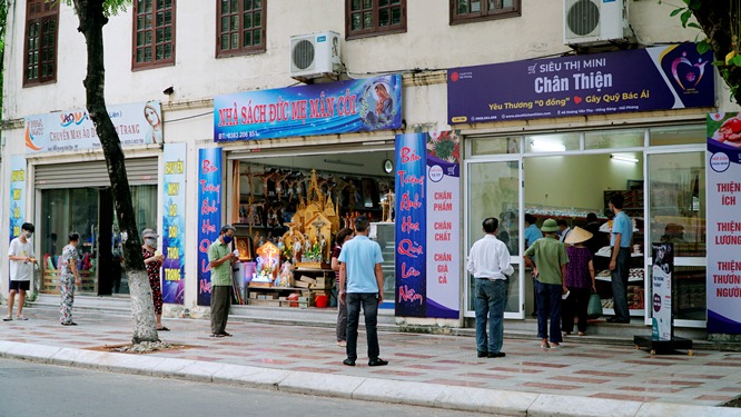 Khách xếp hàng chờ mua hàng Siêu thị “0 đồng”. Ảnh: CTV