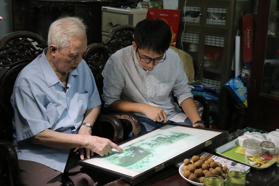 Ông Phạm Gia Đốc giới thiệu những tư liệu quý giá về ngày Quốc Khánh đầu tiên của dân tộc. Ảnh: Lan Nhi
