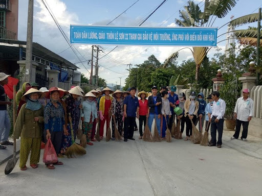 Giáo dân Lệ Sơn hưởng ứng tham gia bảo vệ môi trường, ứng phó với biến đổi khí hậu. Ảnh: Anh Dũng