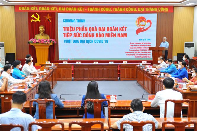 Đồng cam, cộng khổ, san sẻ yêu thương, hướng về đồng bào miền Nam ruột thịt. Ảnh: Phạm Đông