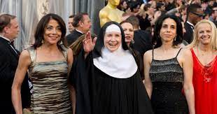 Sau gần 50 năm, mẹ bề trên Dolores Hart lại bước trên thảm đỏ dự lễ trao giải Oscar. Ảnh: CTV Ảnh: CTV