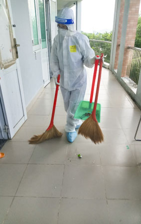Tình nguyện viên chăm sóc bệnh nhân COVID-19 tại Bệnh viện dã chiến ký túc xá Trường CĐ Sư phạm BR-VT. Ảnh: Khánh Chi