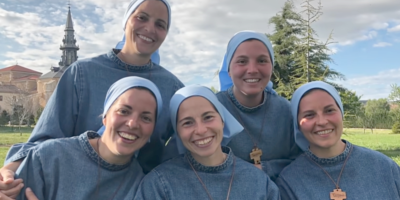 Từng bước một, Chúa Giêsu đã kêu mời 5 chị em Jordán, Francesca, Amada, Ruth Maria và Nazareth bước vào đời sống tu trì. Ảnh: CTV