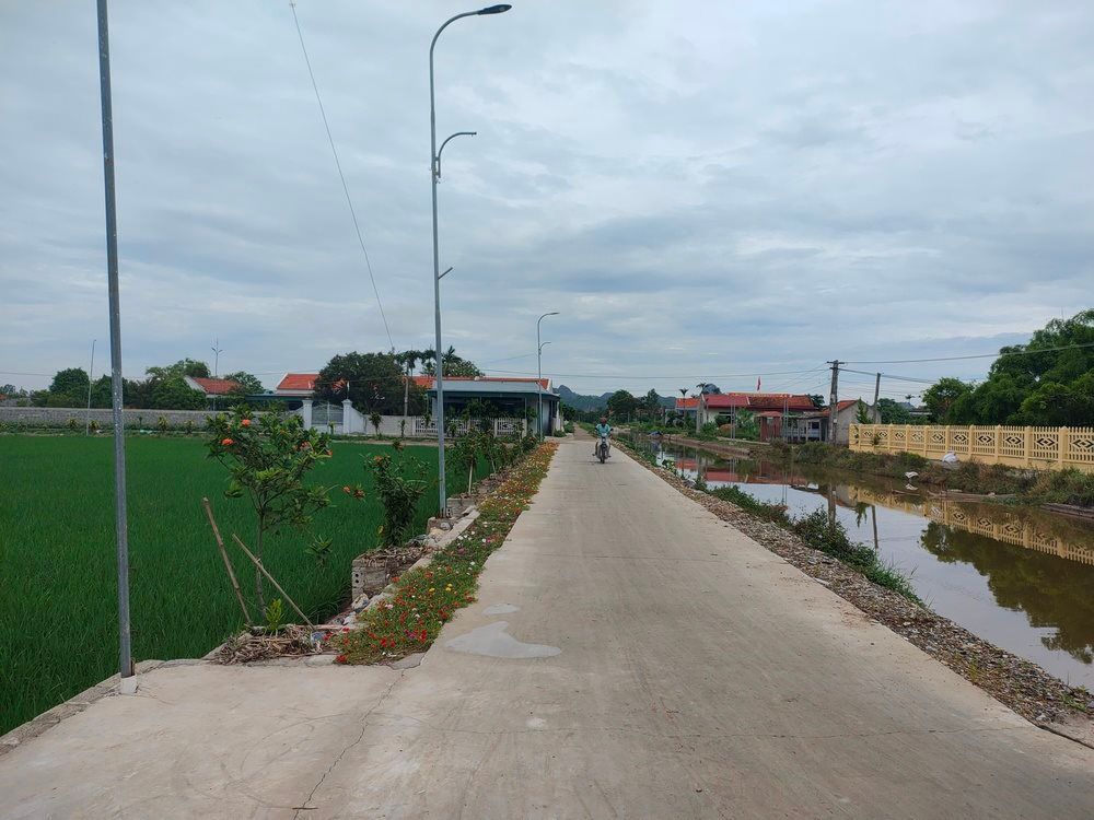 Con đường 19/3 do linh mục Antôn Phạm Văn Châu vận động người dân hiến đất mở rộng khang trang, to đẹp. Ảnh: Thanh Tâm