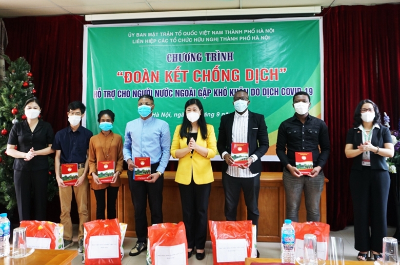 Chủ tịch Ủy ban MTTQ Việt Nam TP Hà Nội Nguyễn Lan Hương trao quà cho các sinh viên nước ngoài gặp khó khăn do dịch COVID-19. Ảnh: Tú Linh