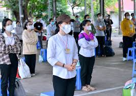 Tình nguyện viên thuộc giáo phận Xuân Lộc lắng nghe chia sẻ, trước giờ lên đường tham gia chống dịch COVID-19. Ảnh: An Luých 