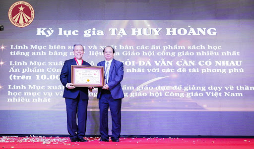 Chủ tịch Hội đồng Sáng lập Kỷ lục Việt Nam trao tặng bằng xác lập Kỷ lục đến linh mục Giuse Tạ Huy Hoàng. Ảnh: CTV