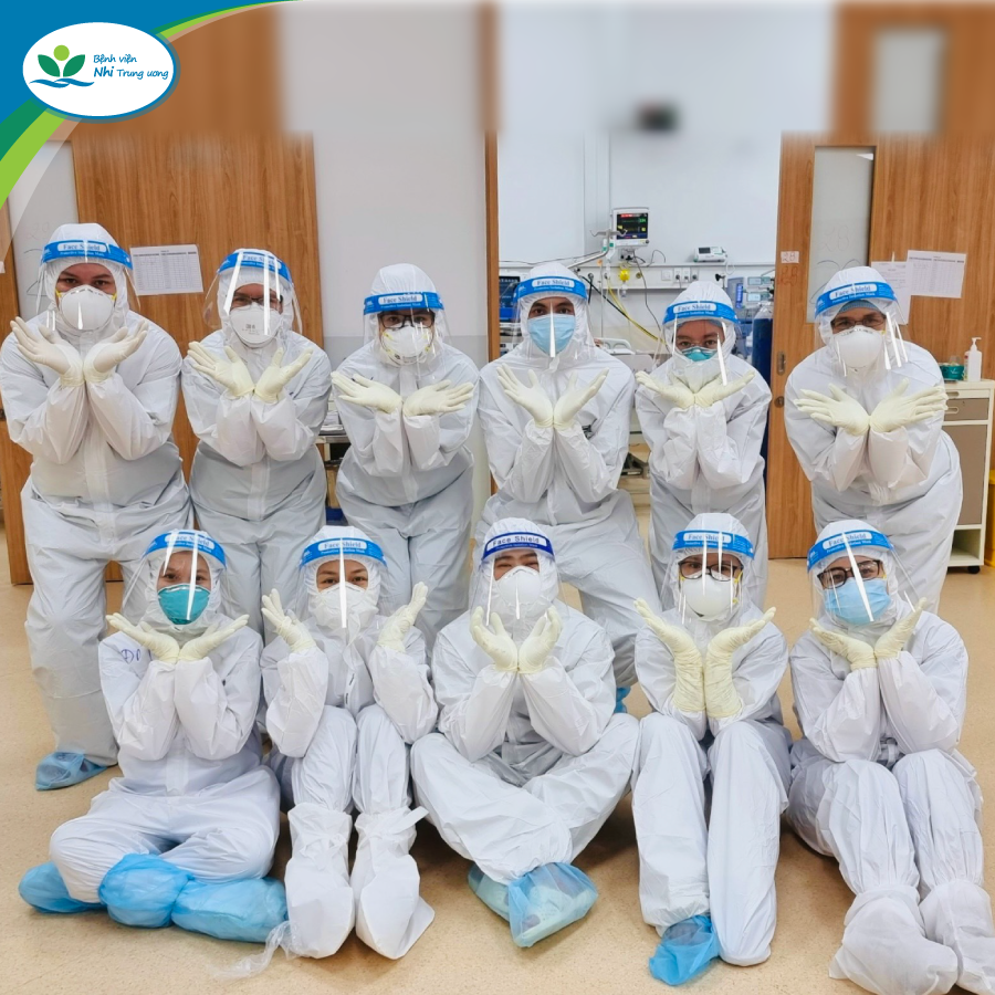 Dù khó khăn, vất vả nhưng các y bác sĩ Bệnh viện Nhi Trung ương luôn giữ cho mình sự lạc quan và niềm tin chiến thắng đại dịch. Ảnh: CTV