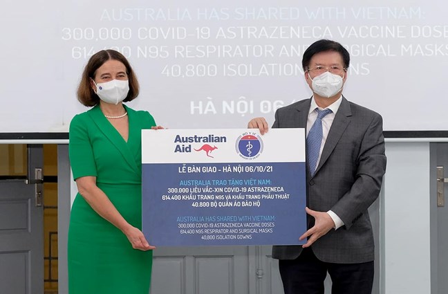 300.000 liều vaccine AstraZeneca và trang thiết bị bảo hộ do Chính phủ Australia hỗ trợ đợt này sẽ được Bộ Y tế chuyển đến các cơ sở y tế, các địa phương để phục vụ phòng chống dịch. Ảnh: BYT 