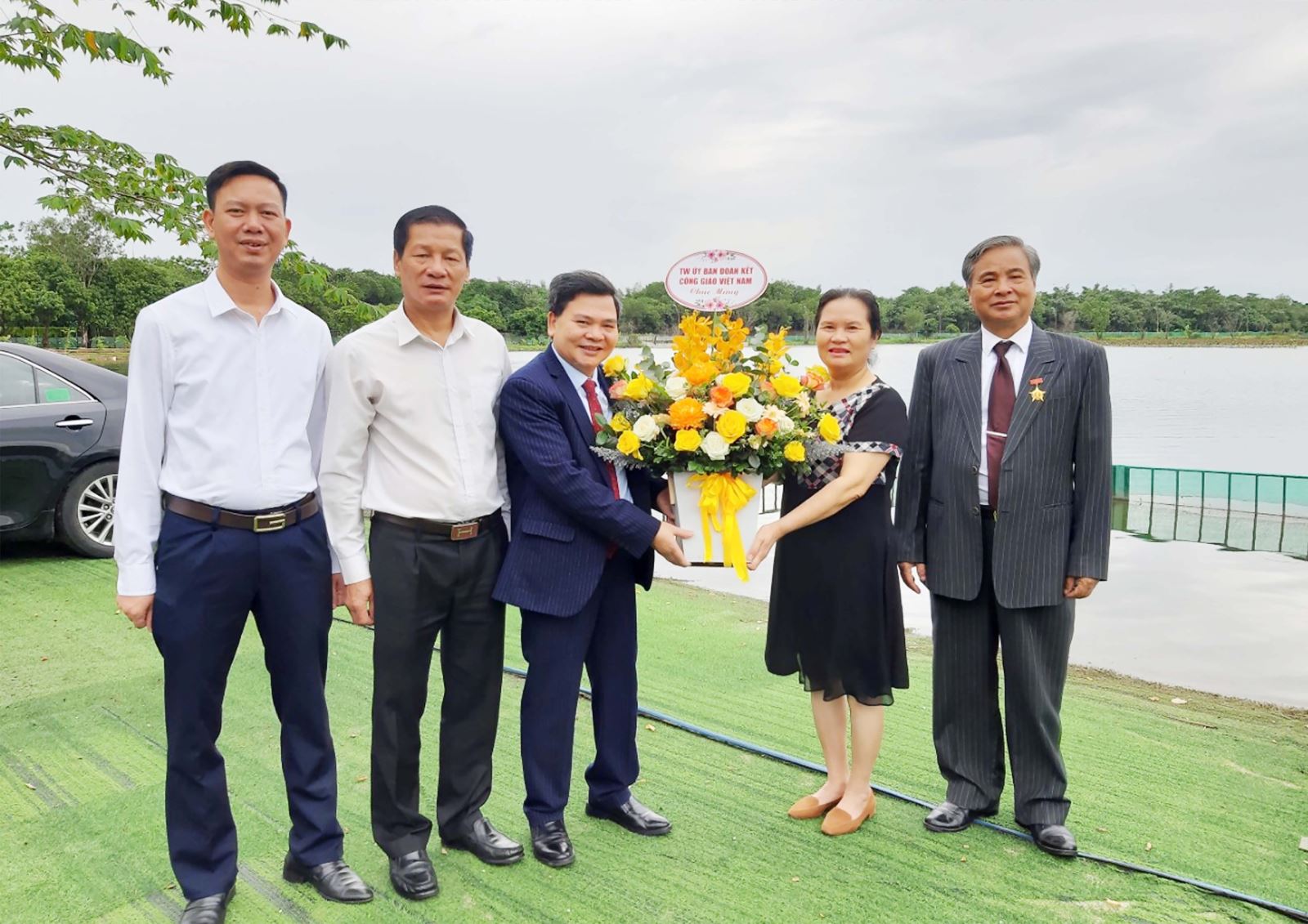 Chánh Văn phòng Trung ương UBĐKCG Việt Nam Vũ Thành Nam chúc mừng doanh nhân- Giám đốc Quỹ Trái tim vàng Việt Nam.