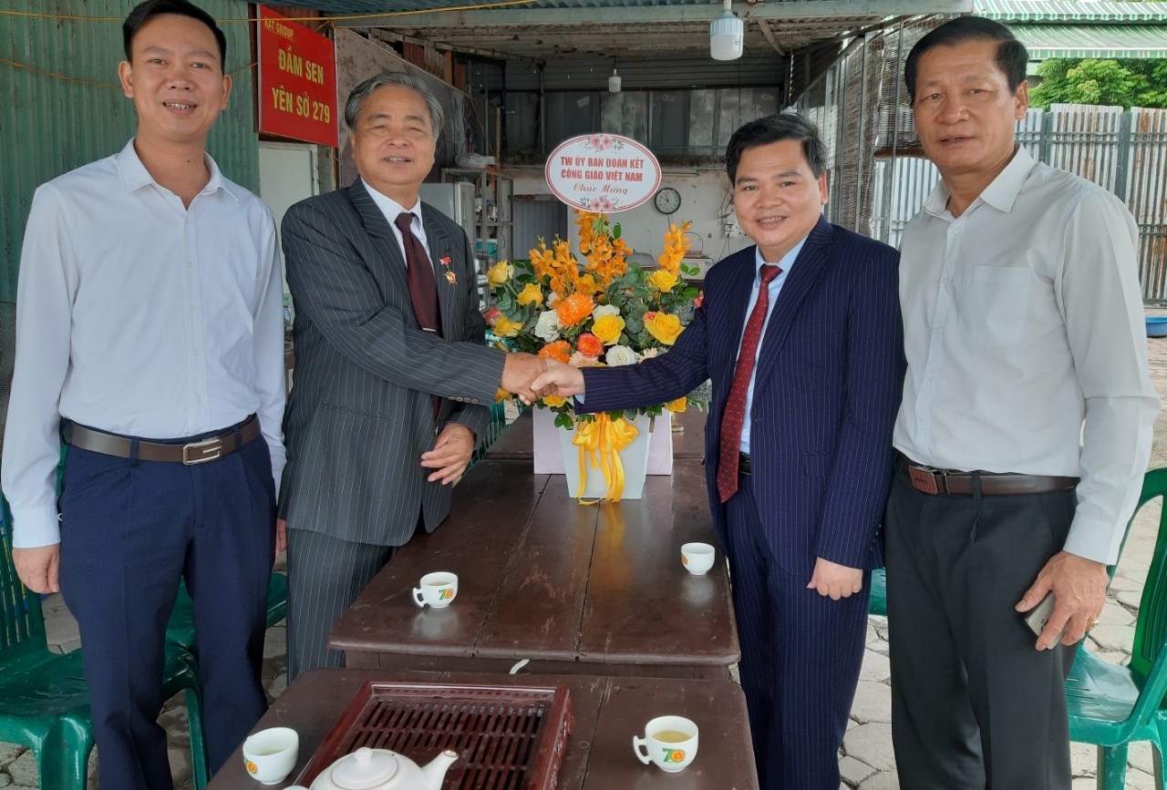 Chánh Văn phòng Trung ương UBĐKCG Việt Nam và ông Nguyễn Ngọc Khôi- Chủ tịch Hội đồng quản lí quỹ Trái tim vàng Việt Nam bày tỏ tình cảm, đồng hành trong thời gian tới.