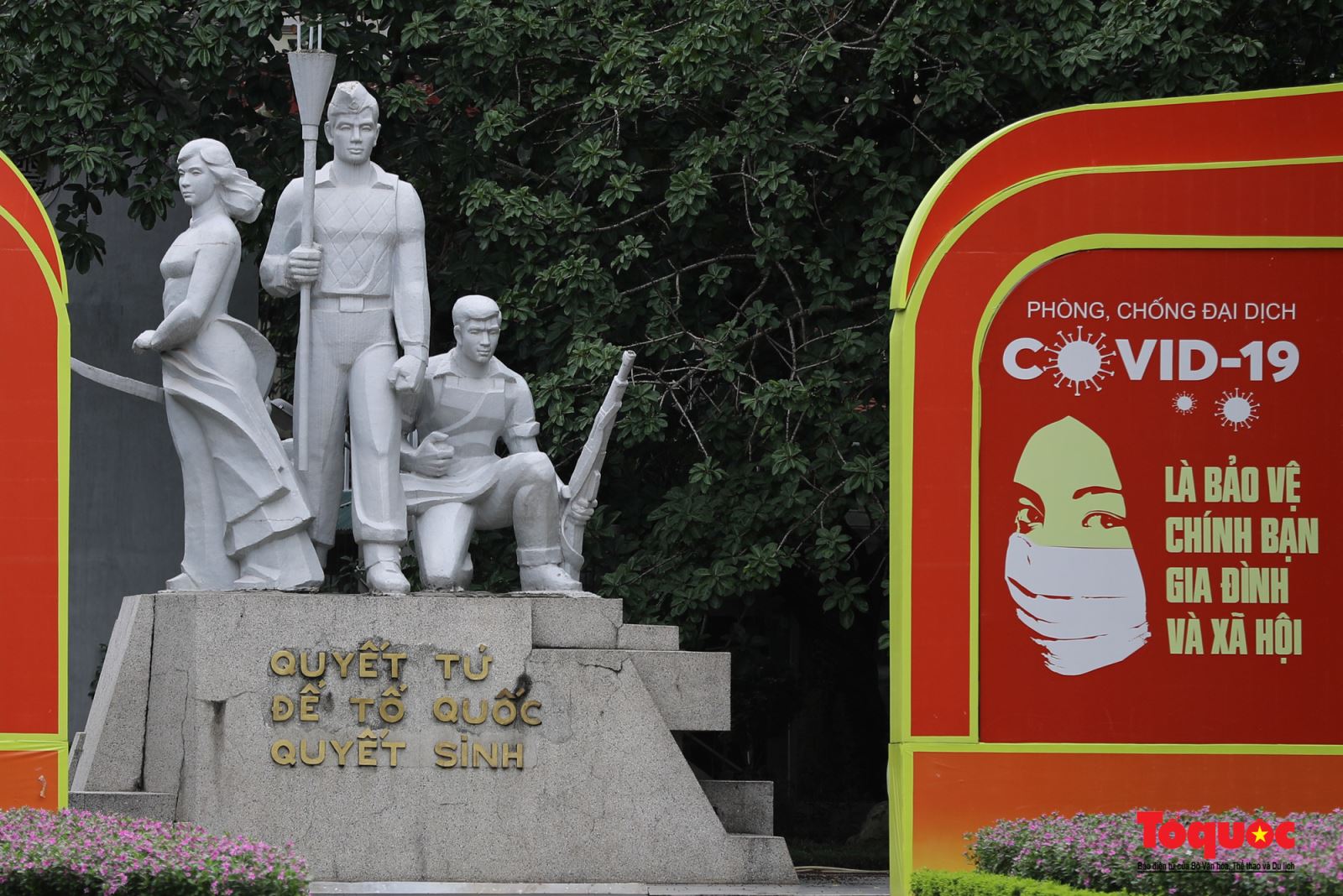 Những điểm di tích cũng được đặt pano mang thông điệp phòng, chống dịch. Ảnh: Nam Nguyễn