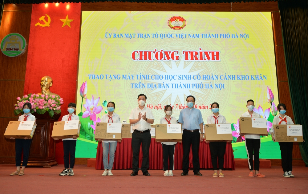 Lãnh đạo Ủy ban MTTQVN thành phố và Hội thánh Ánh Sáng Thật - Hà Nội trao tặng máy tính cho học sinh có hoàn cảnh khó khăn. Ảnh: Phạm Cường