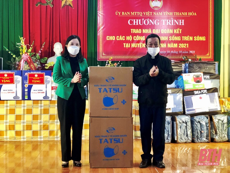 Trưởng ban Dân vận Tỉnh ủy, Chủ tịch Ủy ban MTTQ tỉnh Phạm Thị Thanh Thủy trao khẩu trang cho giáo xứ Yên Khánh.