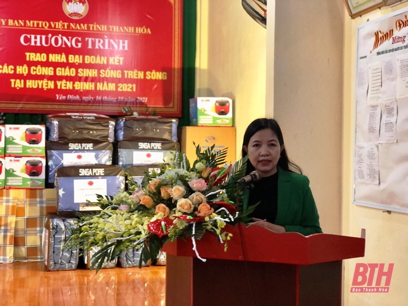 Năm 2021 Ủy ban MTTQ tỉnh đã hỗ trợ xây nhà ĐĐK cho 13 hộ đồng bào công giáo sinh sống trên sông ở giáo xứ Yên Khánh. Với sự cố gắng, nỗ lực của các gia đình, sau 5 tháng khởi công xây dựng, đến nay 13 căn nhà kiên cố đã hoàn thành với tổng trị giá gần 2,45 tỷ đồng, trong đó MTTQ tỉnh hỗ trợ 520 triệu đồng, Caritas Thanh Hóa và nguồn xã hội hóa 510 triệu đồng. Kinh phí xây nhà của các hộ gia đình hơn 1,58 tỷ đồng.