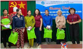 Không chỉ được biết đến là một doanh nhân thành đạt, tích cực tham gia các phong trào, hoạt động do Hội phụ nữ và chính quyền địa phương phát động, chị Lê Thị Ảnh còn là người phụ nữ giàu lòng nhân ái, nhiệt tình tham gia các hoạt động nhân đạo, từ thiện. 