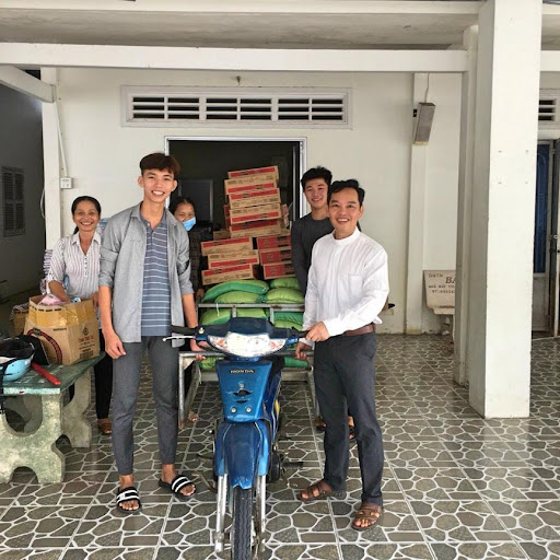Linh mục Nguyễn Thái Dương (áo trắng) trong chuyến hỗ trợ người dân nghèo. Ảnh: CTV