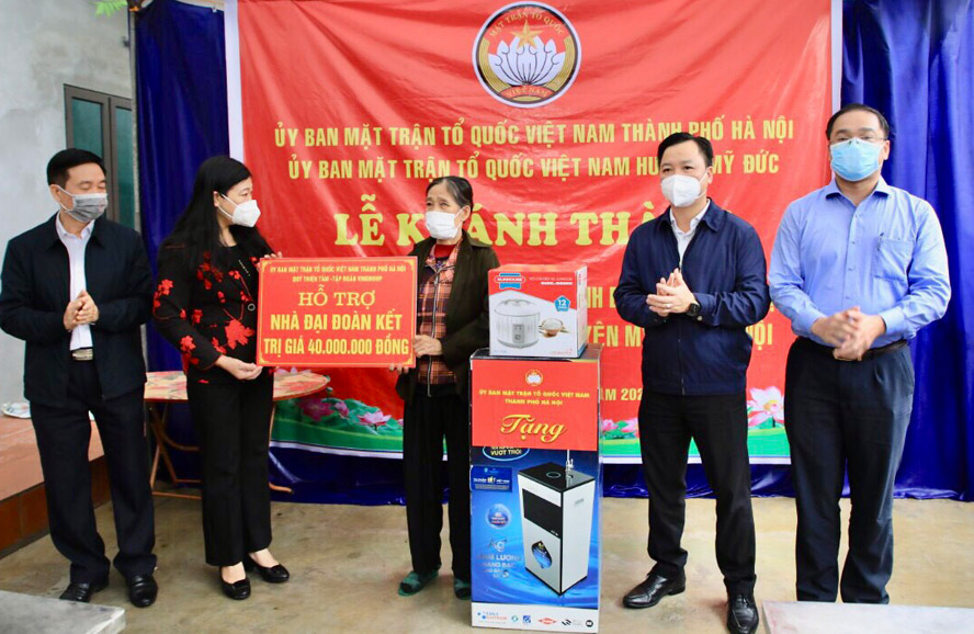 Trao kinh phí hỗ trợ nhà Đại đoàn kết cho gia đình bà Nguyễn Thị Sợi. Ảnh: Phạm Cường