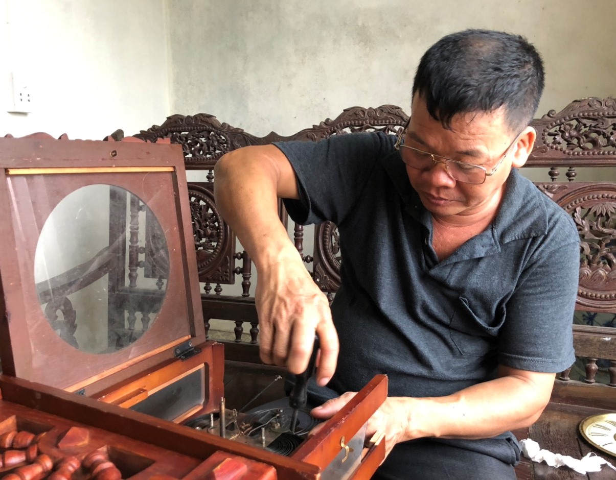 Anh Khoản được truyền nghề sửa đồng hồ từ cha mình. Ảnh: Bùi An