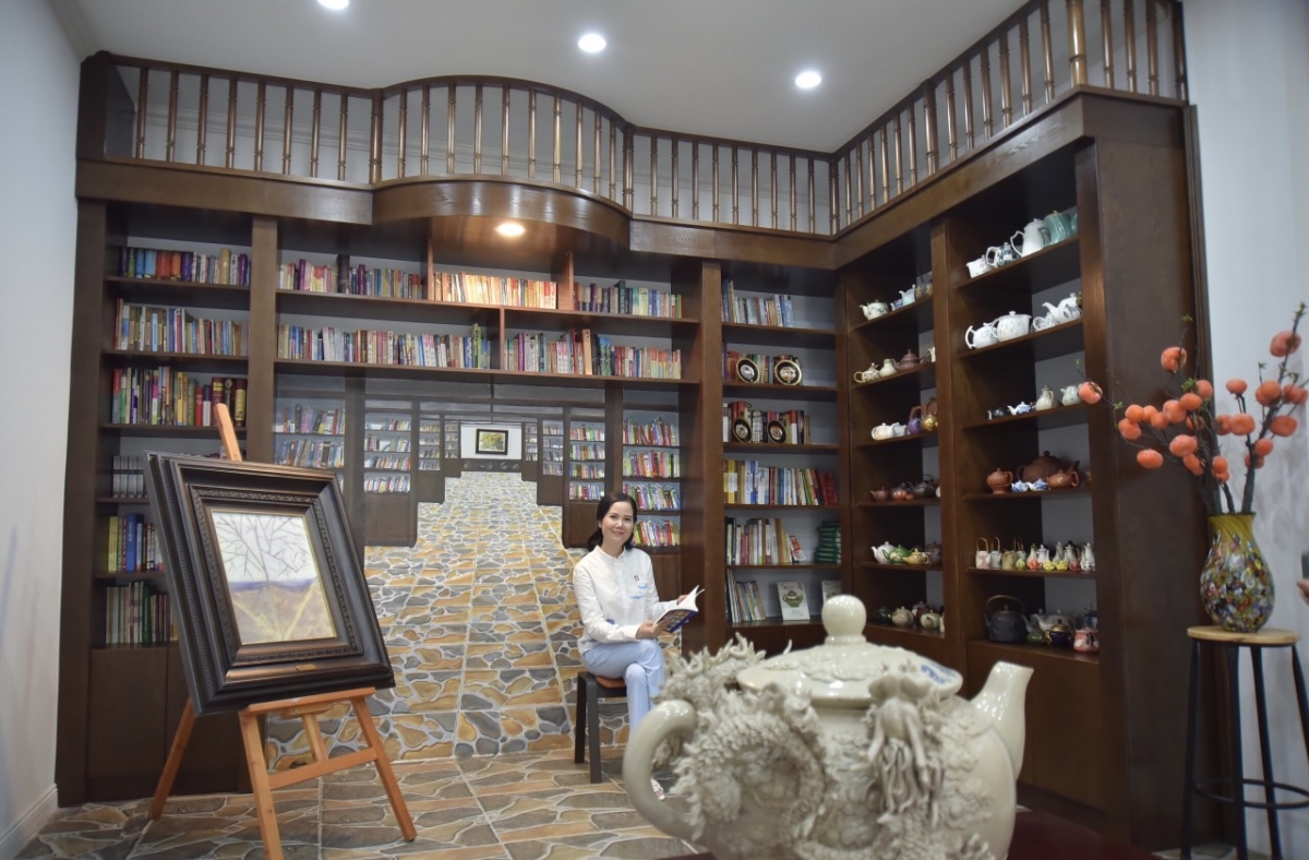 Hoạ sỹ Kim Đức bên bức tranh “Vỏ tương lai”. 
