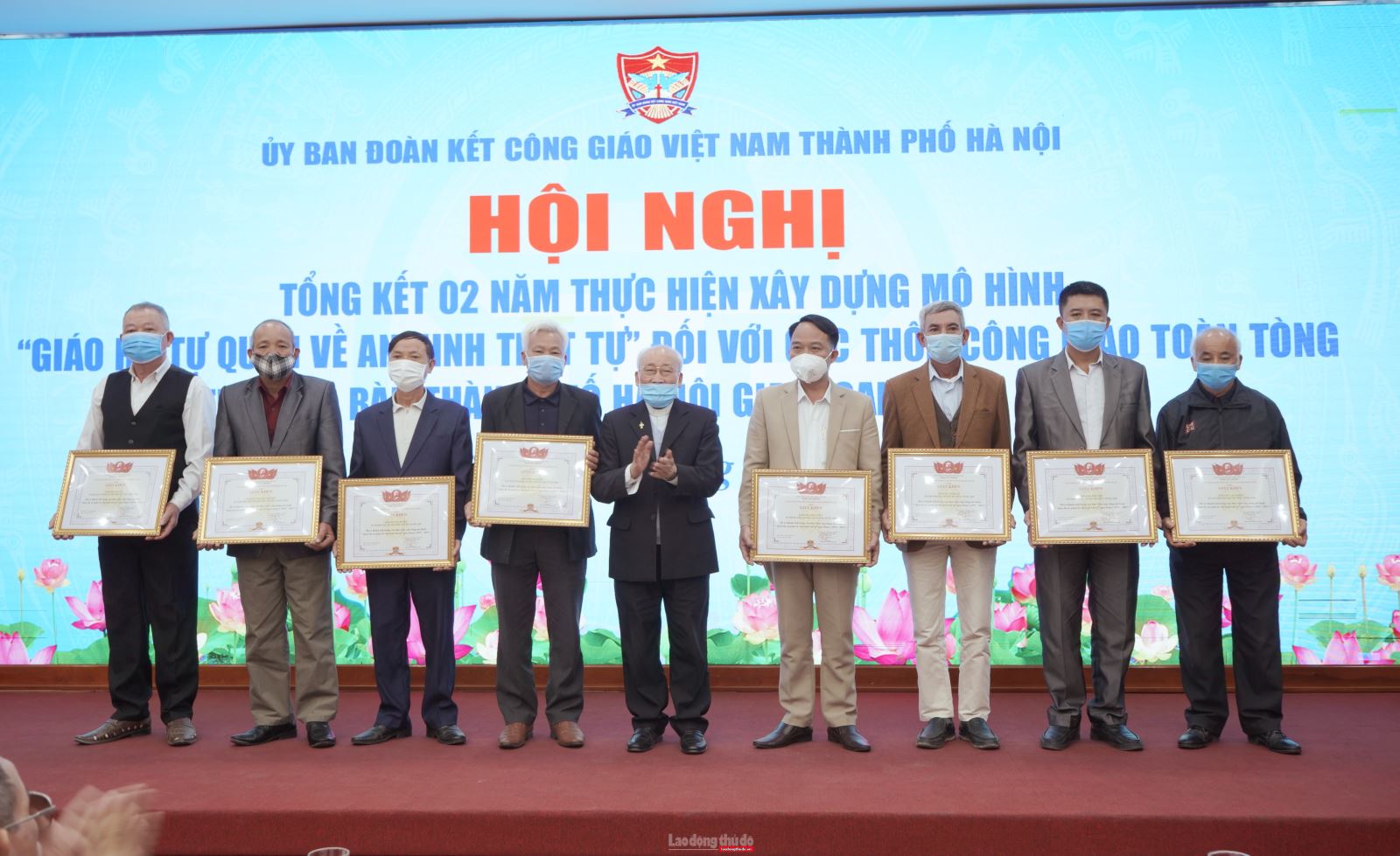 Linh mục Antôn Dương Phú Oanh - Chủ tịch Ủy ban UBĐKCG Việt Nam thành phố Hà Nội (đứng giữa) trao Giấy khen cho các tập thể có thành tích trong thực hiện mô hình “Giáo họ tự quản về An ninh trật tự” đối với các thôn Công giáo toàn tòng trên địa bàn thành phố Hà Nội giai đoạn 2019-2021.