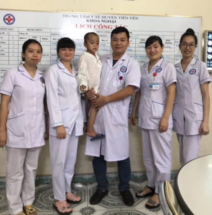 Bác sỹ Thắng trong niềm vui cùng các đồng nghiệp đã thành Công ca mổ khó. Ảnh: CTV