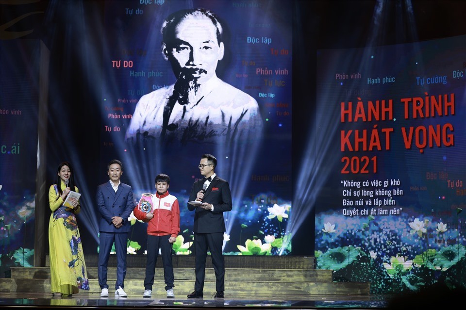 Điển hình tiêu biểu trong học tập, làm theo tư tưởng, đạo đức, phong cách Hồ Chí Minh chia sẻ tại chương trình giao lưu. Ảnh: Thu Thủy