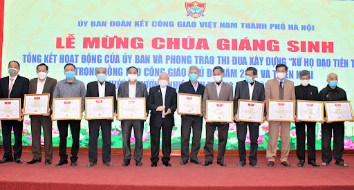 Linh mục Dương Phú Oanh, Chủ tịch Ủy ban Đoàn kết Công giáo Việt Nam Thành phố Hà Nội trao Giấy khen cho các tập thể. Ảnh: Mạnh Cường